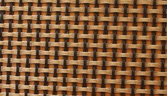 圖片只是示意圖，并不是真正的玻纖布，基本上由經(jīng)緯兩股材料交錯(cuò)編織而成，經(jīng)緯的交錯(cuò)間如果有空隙，就容易藏水分，所以一般會(huì)以透氣性來(lái)檢查其密合度。