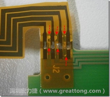這張圖所顯示的，PCBA工廠實(shí)際進(jìn)行HotBar(熱壓熔錫焊接)焊接的時(shí)候，經(jīng)常會(huì)出現(xiàn)這類(lèi)焊墊之間短路的問(wèn)題，下面的圖示為比較嚴(yán)重的案例，大部分都只有部份溢錫，但這對(duì)品質(zhì)信賴(lài)杜已經(jīng)產(chǎn)生了及大的為害，既使現(xiàn)在測(cè)試沒(méi)有出現(xiàn)問(wèn)題，難保在高溫膏濕的環(huán)境下不會(huì)出現(xiàn)電子遷移(Electromigration)的現(xiàn)象。