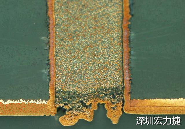 PCB設(shè)計之導(dǎo)電孔塞孔工藝 導(dǎo)電孔Via hole又名導(dǎo)通孔，為了達到客戶要求，導(dǎo)通孔必須塞孔，經(jīng)過大量的實踐，改變傳統(tǒng)的鋁片塞孔工藝，用白網(wǎng)完成板面阻焊與塞孔。生產(chǎn)穩(wěn)定，質(zhì)量可靠。