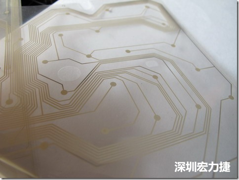 下面第二個(gè)圖則是另一片也有著按鍵線路的PTF，當(dāng)上、下兩面PTF的按鍵結(jié)點(diǎn)互相接觸后就可以計(jì)算出是哪個(gè)按鍵被按下了?？墒钱?dāng)按鍵沒(méi)有按下時(shí)，上下兩片PTF的線路則是分開(kāi)的，所以上圖那片PTF的線路上面其實(shí)還另外覆蓋了另一層透明的PET作為絕緣層，只露出了需要在鍵盤按下時(shí)才會(huì)碰觸的接觸點(diǎn)，因?yàn)檫@些材質(zhì)使用的都是Polymer，所以才撐這樣的技術(shù)為Polydome(聚合簧片)。