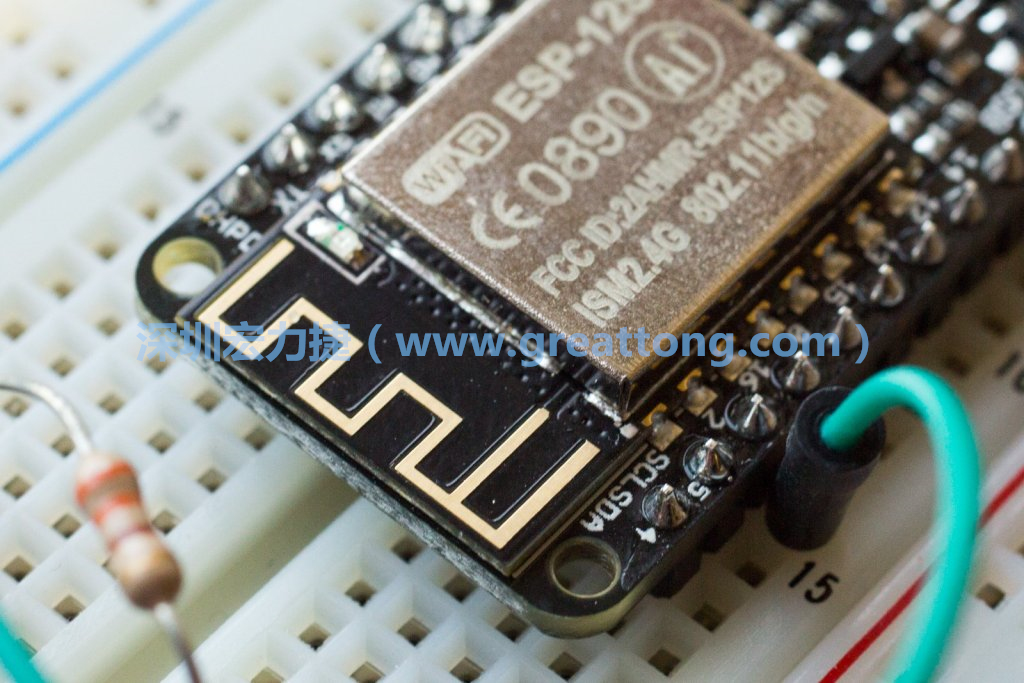 Adafruit Feather板上的無線電天線。