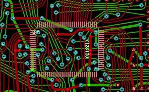 底圖：同樣的設(shè)計(jì)但采用了任意角度的布線。